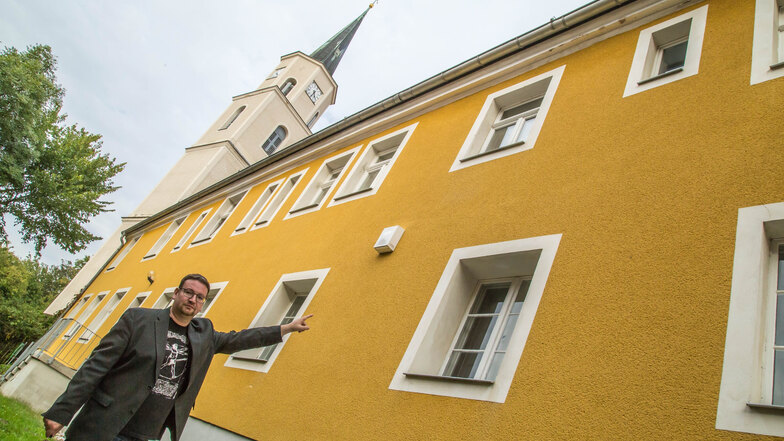 Pfarrer Daniel Schmidt zeigt am Rothenburger Pfarramt das Fenster, durch das die Diebe in sein Büro eingedrungen sind. Um zum Fenster zu kommen, stellten sie ein in unmittelbarer Nähe gefundenes Rosengitter an die Hauswand.