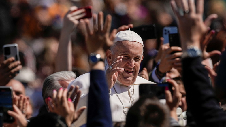 Der Papst segnet die begeisterten Gläubigen aus seinem Papamobil.