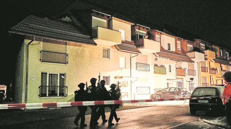 SEK-Beamte stürmen am Dienstag die Wohnung eines 27-Jährigen in Struppen-Siedlung (li.). Der Mann konnte jedoch nur noch Tod geborgen werden. Woran er starb, wird derzeit untersucht.