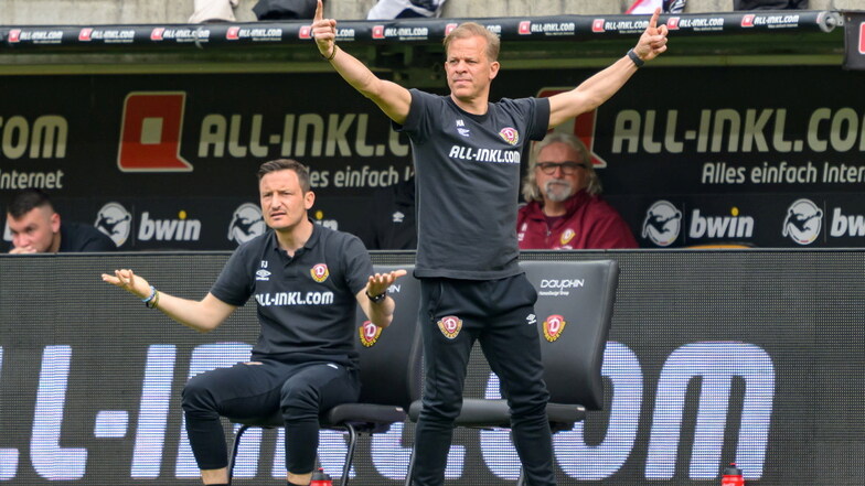 Wütend über eine Schiedsrichter-Entscheidung: Markus Anfang und sein Co-Trainer Florian Junge.