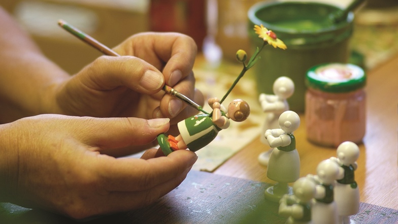 Erzgebirgsweit öffnen am 18. Oktober über 100 Schauwerkstätten und Manufakturen ihre Türen zum Tag des traditionellen Handwerks und gewähren Einblicke in die einzigartige und vielfältige Handwerkskunst.