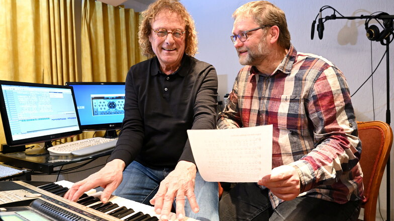 Dürfen sich derzeit nur zu zweit treffen: Helmar Federowski (links) und Gunter Dreßler vom Wilsdruffer Wilandes-Chor, hier in Federowskis Studio in Kesselsdorf.