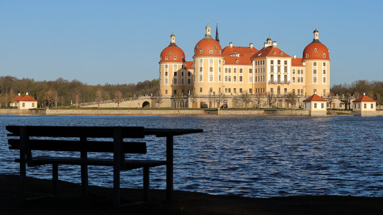 Eine leere Picknickbank am Dienstag nach Ostern vor der Kulisse von Schloss Moritzburg. Wann darf es wieder öffnen? Wann werden die Aufenthaltsbeschränkungen auch im Landkreis Meißen gelockert?