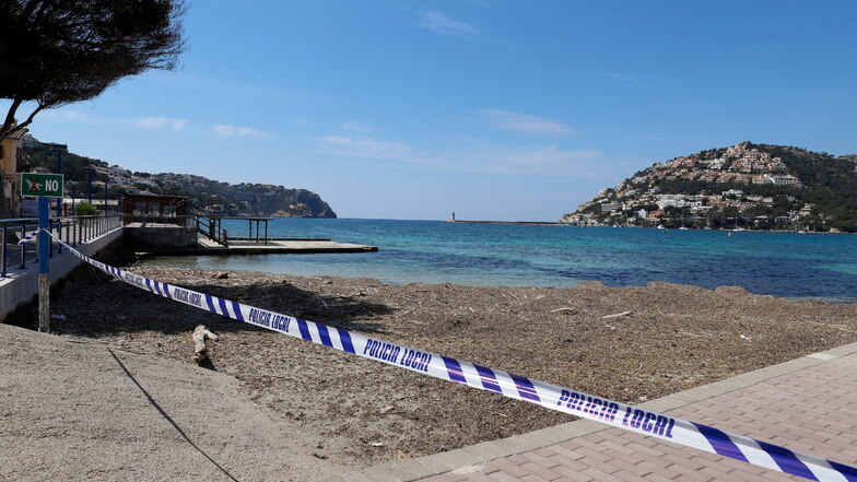 Ein gesperrter Strand auf Mallorca: Können Pauschalreisende unter bestimmten Umständen Geld zurückverlangen, wenn Corona ihren Urlaub durchkreuzt hat? Darüber hat der EuGH entschieden.