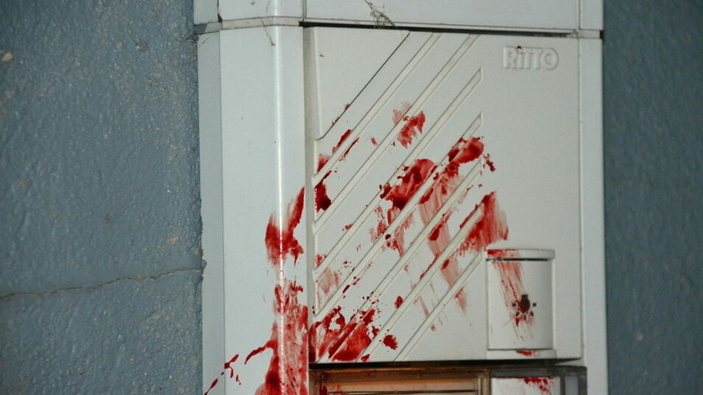 An den Klingelschildern und Briefkästen klebt Blut. Der Täter hatte sich zuvor offenbar selbst verletzt.