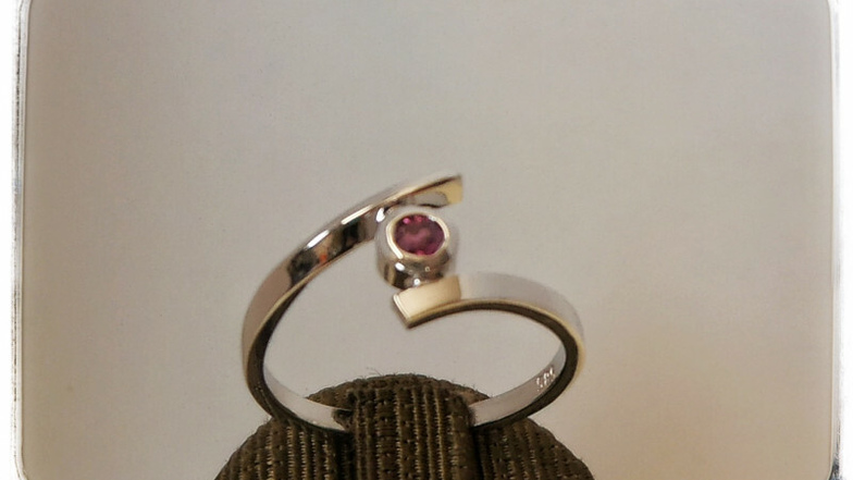 Ring aus Weißgold mit leuchtendem Rubin.