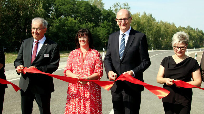 An der Freigabe beteiligt waren
unter anderem Spree-Neiße-
Landrat Harald
Altekrüger, Sprembergs Bürgermeisterin Christine Herntier, Dietmar Woidke und Romy Reinisch vom Landratsamt
Bautzen (v.l.n.r.).