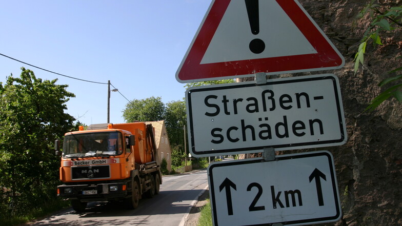 Nach Prognosen des Bauindustrieverbands Ost könnten wegen immer mehr kaputter Straßen diese Verkehrsschilder in Sachsen demnächst knapp werden.