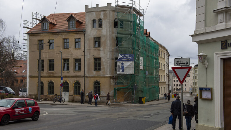 Das derzeit in Sanierung befindliche Eckhaus Heilige-Grab-Straße/Friedhofstraße im heutigen Zustand