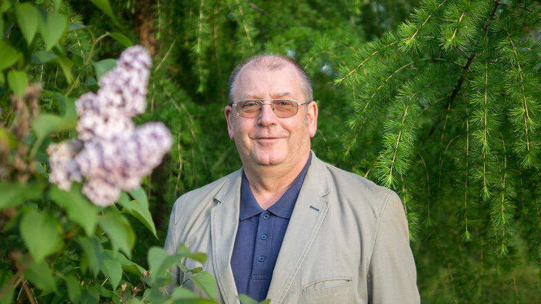 Der Spitzenkandidat der Partei Die Linke für die Stadtratswahl in Gröditz, Ulrich Keil, in seinem heimischen Garten. Der 59-Jährige ist einer der dienstältesten Stadträte überhaupt und sähe gern mehr Jüngere am Zug.