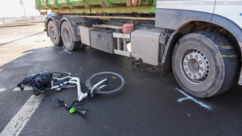 Radfahrerin in Leipzig von Laster erfasst und schwer verletzt