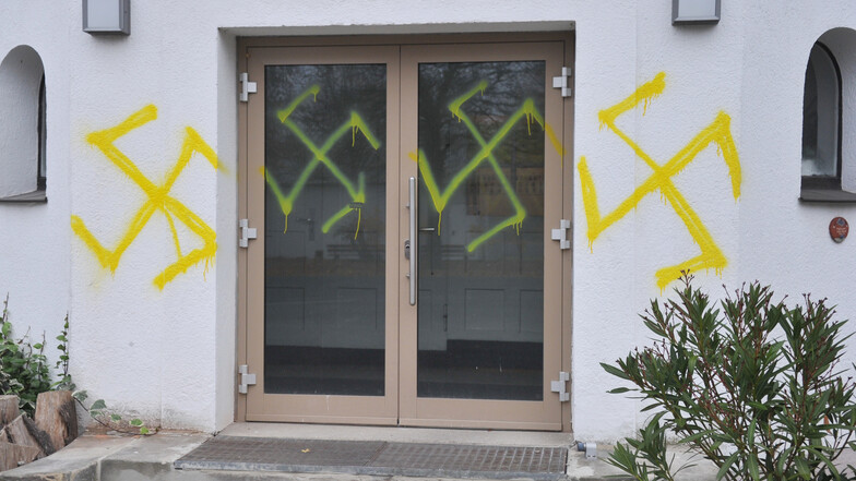Das Bild aus dem Jahr 2011 zeigt eine mit Hakenkreuzen beschmierte Schule in Hannover. Auch in Sachsen gebe es rassistisches Gedankengut