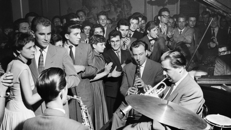 Mit Publikumskontakt: Die Dresdner Tanzsinfoniker 1955 im Schillergarten.