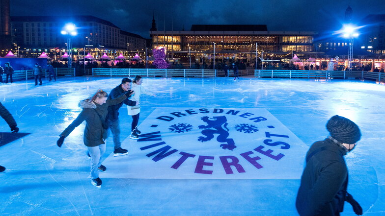 Bis zum 25. Februar findet das Dresdner Winterfest auf dem Altmarkt statt. eine 700 Quadratmeter große Eisfläche lädt zum Schlittschuhlaufen ein.