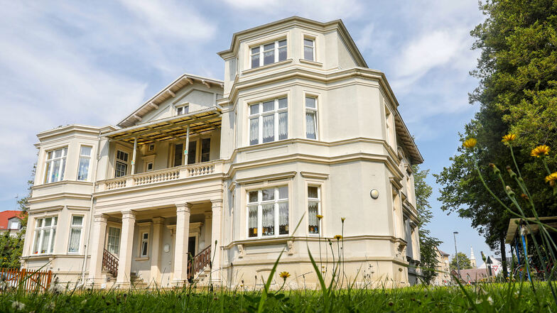 In der imposanten Villa ist bisher der Leutersdorfer Kindergarten. Nun sollen die Kinder einen modernen Neubau erhalten.