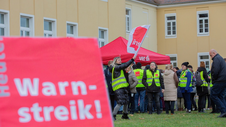 Etwa 70 Beschäftigte des Statistischen Landesamtes des Freistaates Sachsen sowie des Staatsbetriebes Sächsische Informatik Dienste kamen am 16. November 2023 in Kamenz zum Streik zusammen.