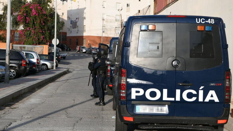 Spanische Polizisten haben eine von ihrem Partner gefangen gehaltene Frau befreit.