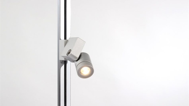 Das komplexe Mini-LED-Leuchtensystem von Jan Eickhoff kommt vor allem in Ausstellungsvitrinen zum Einsatz. Es ist klein, elegant und höchst funktional. Der ganze 14 mm breite Leuchtkopf ist dank Magneten auf der Schiene frei positionier- und in alle Richt