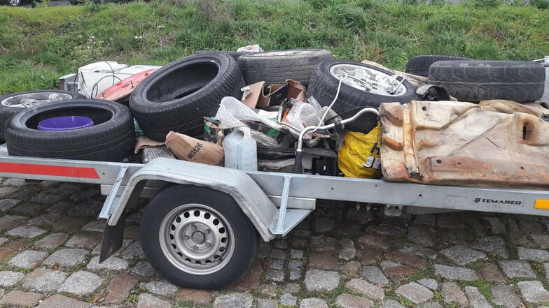 Reifen und diverse andere Gegenstände hat ein BMW-Fahrer völlig ungesichert auf einem Anhänger transportiert - bis die Polizei ihn stoppte.