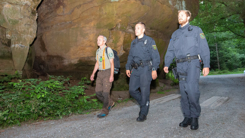 Steffen Elsner, Mitarbeiter Nationalparkverwaltung (l.) geht mit zwei Polizeibeamten auf Streife.  Die Polizei hat die Ranger in diesem Jahr unterstützt.