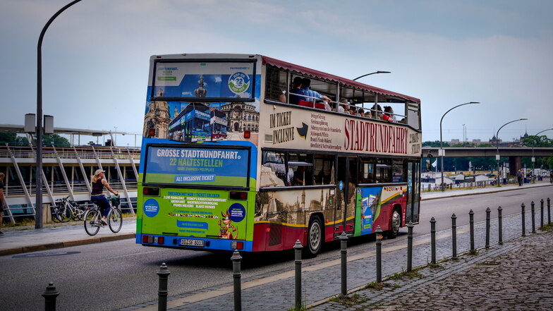 Normalerweise kommen rote Doppelstockbusse zu Stadtrundfahrten in Dresden zum Einsatz. Nun dient einer von ihnen in Radebeul als Testcenter.