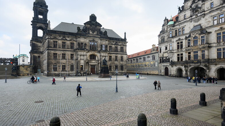 Blick auf das Ständehaus (l) am Dresdner Schlossplatz mit dem Sitz des Oberlandesgerichts (OLG), dem Landesamt für Denkmalpflege und dem Anwaltsgerichtshof in Sachsen.