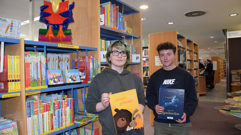 Johanna Brinckmann und Dylan Mietzsch leisten ihren Bundesfreiwilligendienst in der Brigitte-Reimann-Stadtbibliothek in Hoyerswerda ab.