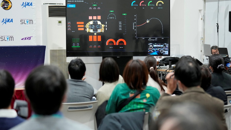 Journalisten verfolgen die Live-Übertragung der Mondlandung des Smart Lander for Investigating Moon (SLIM), auf dem Sagamihara Campus der JAXA.