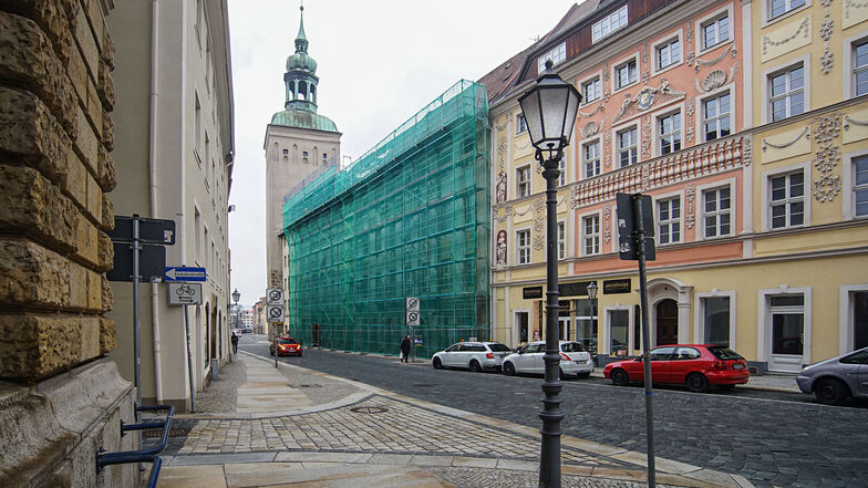 Anfang Mai wird an den Bautzener Bürgerhäusern in der Inneren Lauenstraße gebaut. Allerdings geht es zunächst nur um Sicherungsarbeiten. Wann es mit der Sanierung weitergeht, ist nach wie vor unklar.