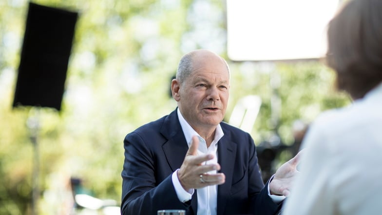 Diana Zimmermann, Leiterin des ZDF-Hauptstadtstudios, spricht mit Bundeskanzler Olaf Scholz beim ZDF-Sommerinterview vor dem Einstein-Haus in Caputh.