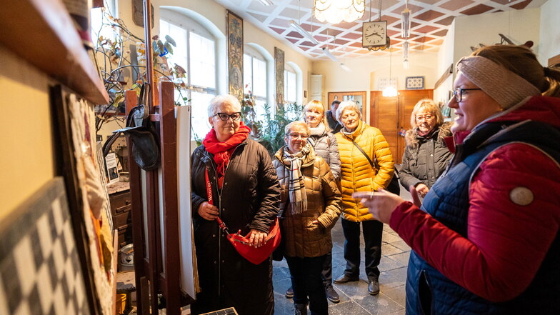 In Schmiedeberg zeigten Anna (re.) und Klaus-Peter Dyroff den Besuchern ihre Mosaikkunstwerke. Das Atelier befindet sich im Bahnhof.