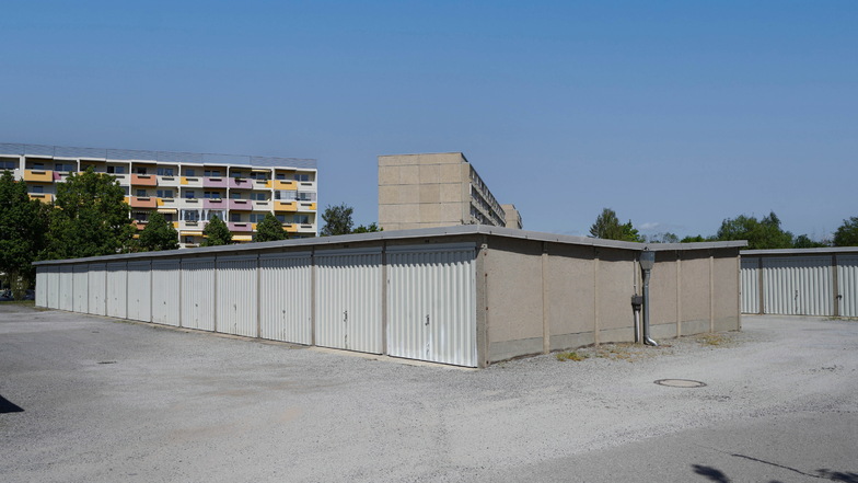 Die rund 1.860 Besitzer von DDR-Garagen in der Stadt Bautzen stehen vor einem Problem: Sie sind künftig nur noch Mieter ihrer Garagen und müssen mehr dafür zahlen.