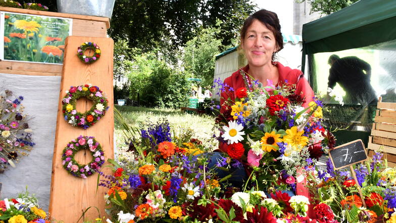 Anne-Maria Zenker verkauft am Münchner Platz kunstvoll zusammengestellte Blumensträuße aus eigenem Anbau.