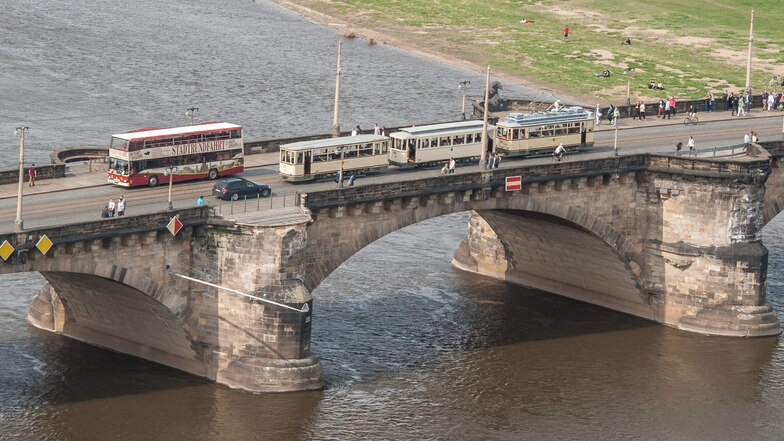 Für alle Straßenbahnen, auch historische, ist die Augustusbrücke frei. Für Stadtrundfahrten derzeit nicht.