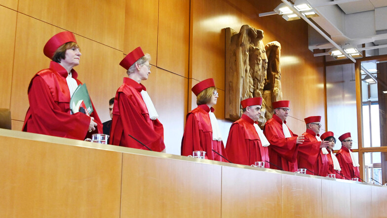 Die Karlsruher Richter erklärten den Strafrechtsparagrafen 217 für nichtig - weil er "die Möglichkeiten einer assistierten Selbsttötung faktisch weitgehend entleert".