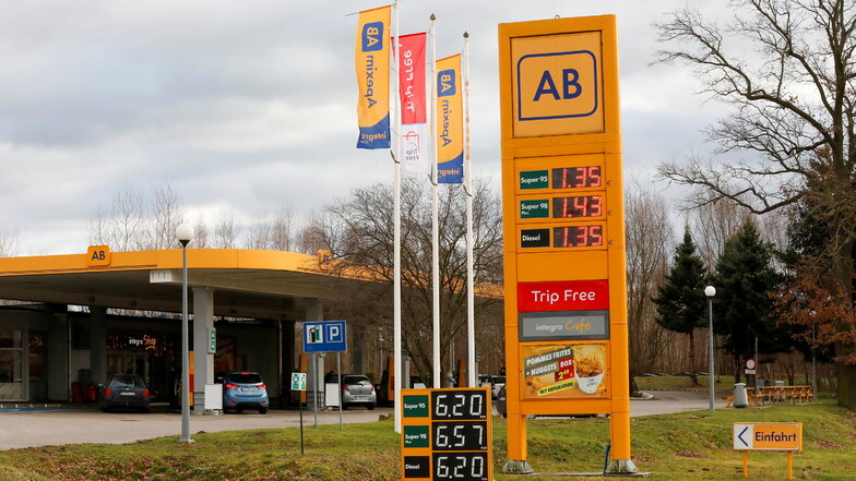 An den für Landkreisbewohner am ehesten zu erreichenden polnischen Tankstellen bei Zittau sind die Spritpreise allerdings im Vergleich etwas höher, aber dennoch durchaus günstig.