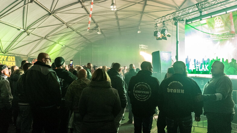 Ein Rechtsrock-Festival in Ostritz sorgte vor vier Jahren über Sachsen hinaus für Aufmerksamkeit. In Riesa berichtet jetzt ein Ex-Neonazi darüber, wie er sich radikalisierte - und aus der Szene herausfand.