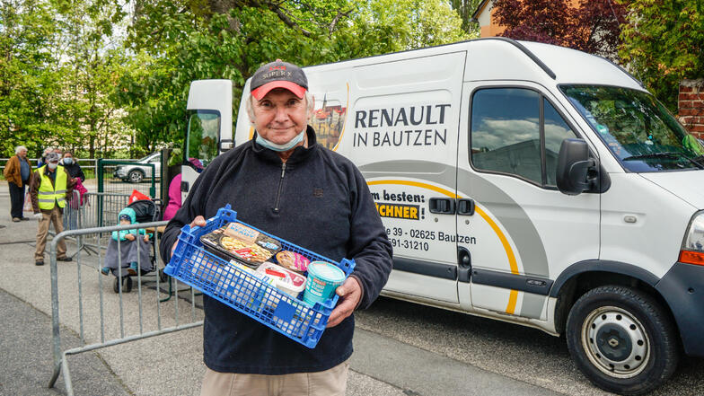 Matthias Engelmann arbeitet bei der Tafel in Bautzen. Wegen Corona musste diese schneller als geplant umziehen - und lebt jetzt mit Provisorien. Derzeit werden die Lebensmittel aus einem Auto heraus verteilt.