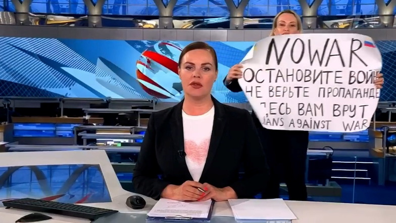 Der Screenshot aus der abendlichen Hauptnachrichtensendung des russischen Staatsfernsehen am 14. März zeigt die Protestaktion von Marina Owssjannikowa (hinten)
