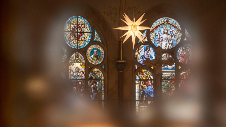 In der Weinböhlaer St. Martinskirche gibt es am Sonnabend, 16 Uhr, Adventsmusik zum Hören und Mitsingen, mit Chören und Solisten. Am Sonntag, 18 Uhr, öffnet sich das 10. Türchen des lebendigen Adventskalenders.