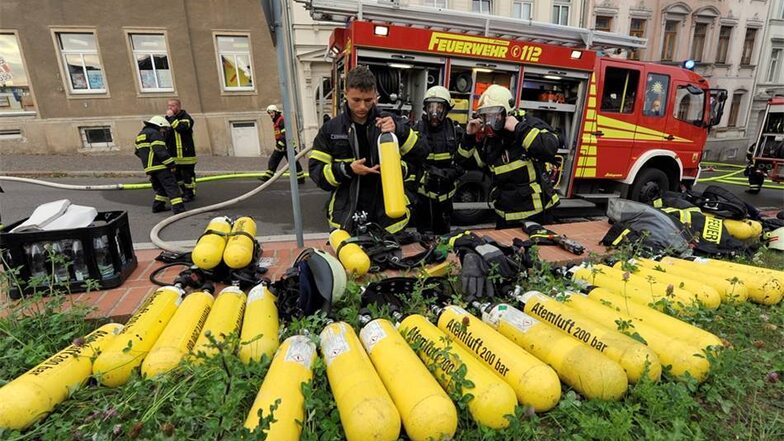 Da die Feuerwehr nur mit Atemschutz arbeiten kann, sammeln sich innrhalb kürzester Zeit zahlreiche verbrauchte Atemluft-Flaschen an.