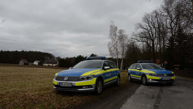 Streifenwagen der Polizei parkten am Mittwochvormittag an der Ullersdorfer Straße in Niesky. Die Beamten ...
