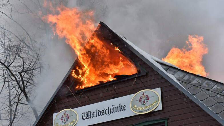 So ist die Waldschänke an der Talsperre Klingenberg 2019 abgebrannt. Es gibt noch Hürden vor der Wiedereröffnung.
