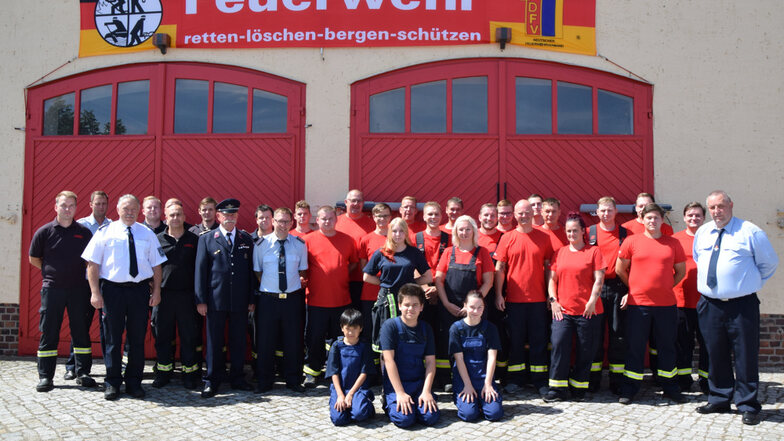 Angetreten zum Gruppenfoto vor den Toren der Fahrzeughalle: Die Freiwillige Feuerwehr Hoyerswerda Altstadt zeigt sich zu ihrem 125. Jubiläum.