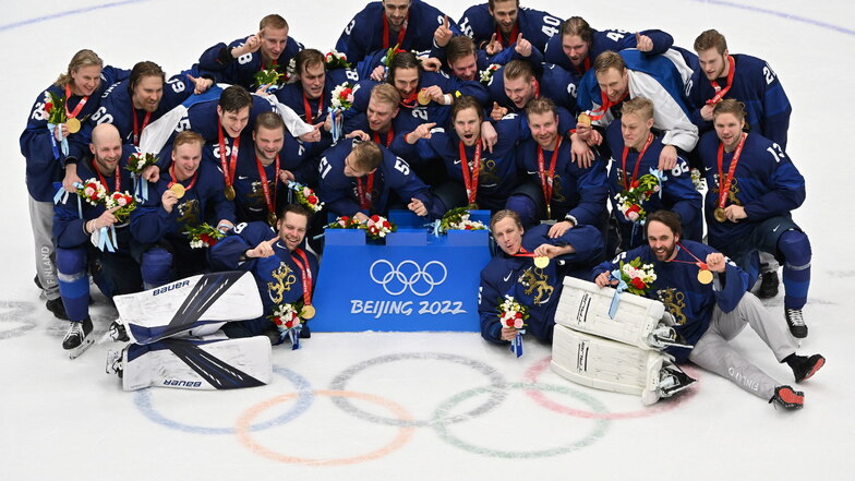 Die Spieler aus Finnland freuen sich über ihren Sieg und die gewonnene Goldmedaille.