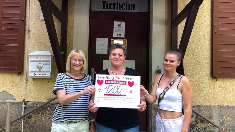 Tierheimleiterin Anja Witzmann (Mitte) mit Abiturientin Tara Marie Gruber (re.) und Lehrerin Katrin Herzog bei der Übergabe des Schecks.