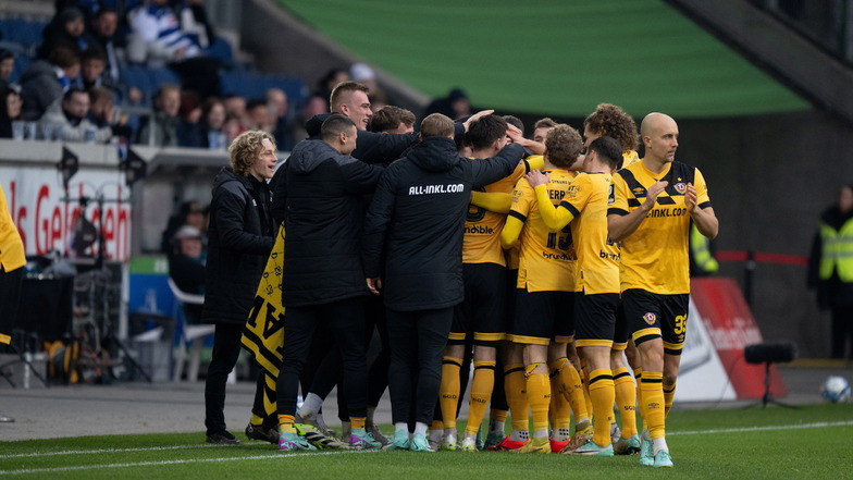 Die gesamte Mannschaft der Dresdner jubelt nach dem Tref frühen Treffer zur 1:0-Führung.