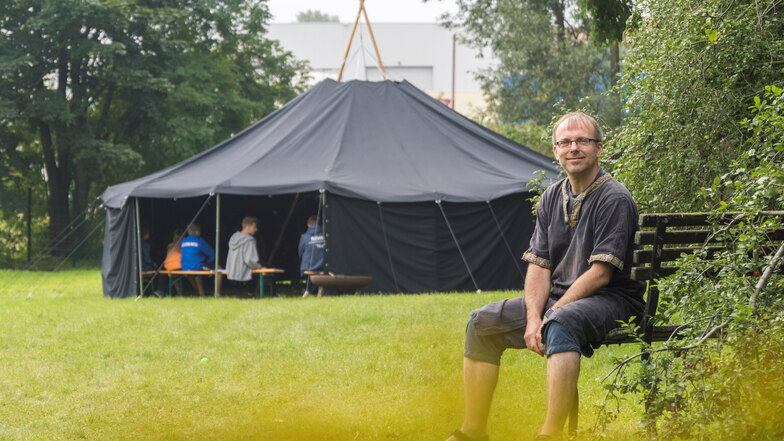 Gemeindepädagoge Robert Hartzsch von der evangelisch-lutherischen Kirchgemeinde freut sich über die Jurte, die jetzt unter anderem bei Ferienfreizeiten zum Einsatz kommt. Das Zelt wurde mit Mitteln aus Riesas Bürgerhaushalt angeschafft.