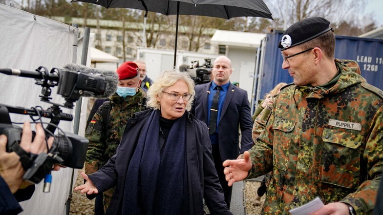 Christine Lambrecht (SPD), Bundesministerin der Verteidigung, und Hagen Ruppelt (r), Kommandeur der multinationalen enhanced Forward Presence Battlegroup, gehen über den Nato-Stützpunkt in Rukla.