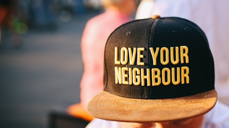 Love your neighbour – Liebe deinen Nachbarn. Das ist längst nicht überall Programm.